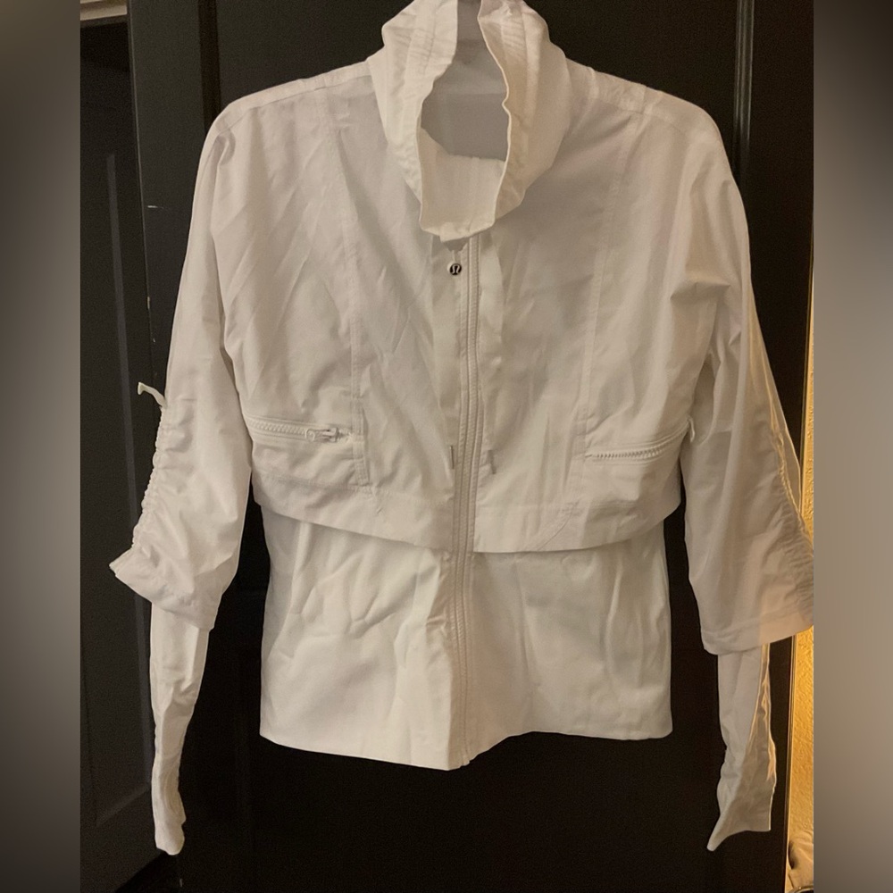 Lululemon Chase Me Jacket White Sz 6 Layered Vent Back Thumbholes EUC